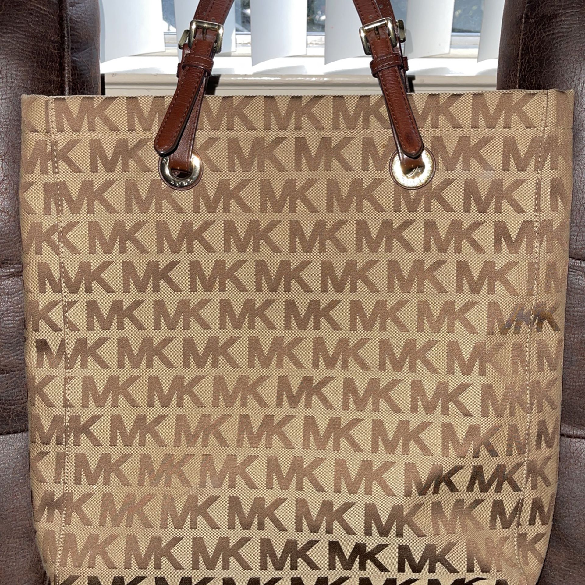 MICHAEL KORS Signature Logo Canvas Tote Tan Brown for Sale in Winton, CA -  OfferUp