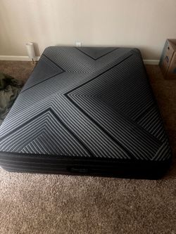 LIKE NEW* Simmons BeautyRest class Hybrid Plush Queen Mattress. 450 OBO