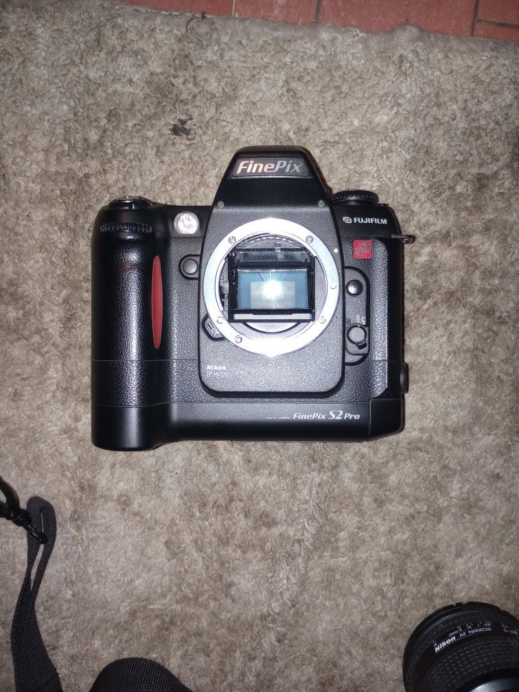 Fujifilm Finepix S2 Pro + Nikon Af Nikkor 24-120mm