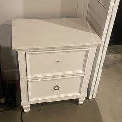 White Nightstand/Dresser, Missing The Top Handle
