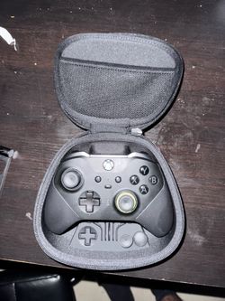 Xbox elite series 2 controller! Comes with with all pieces and chargers!