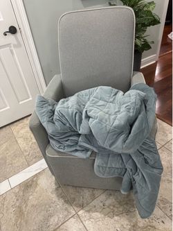 Comfortable chair. Great for bedroom or living room/ good condition the cover is included