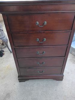 Cómoda Para La Ropa En Buenas Condiciones