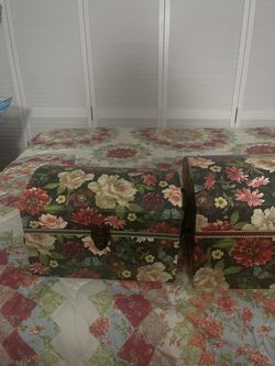 Beautiful Red Roses  Trunk Style Cases  Like New 