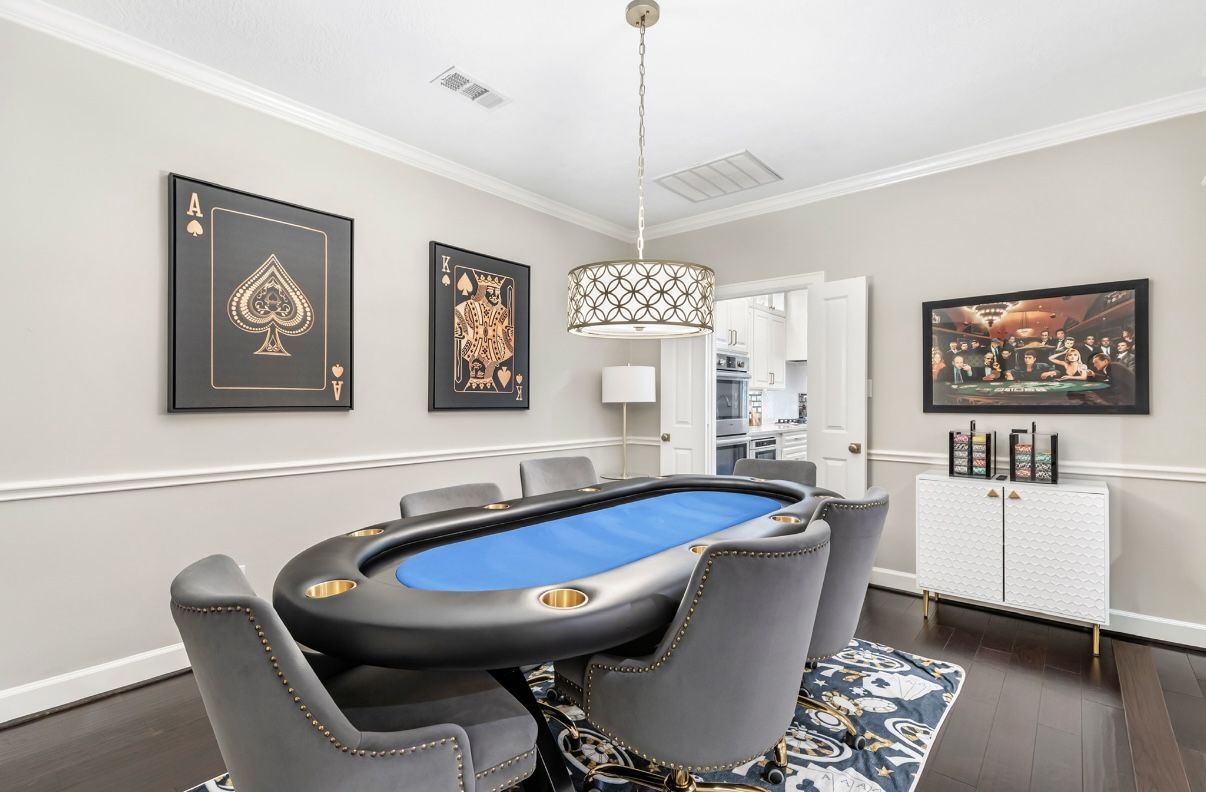 High End - Custom Felt Poker Table & Chairs / Accessories