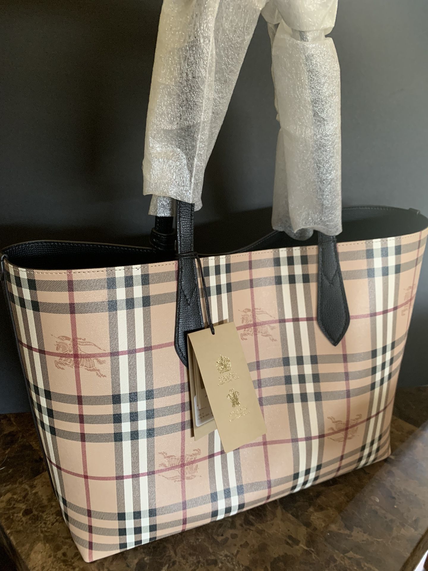 Burberry reversible Tote - Authentic