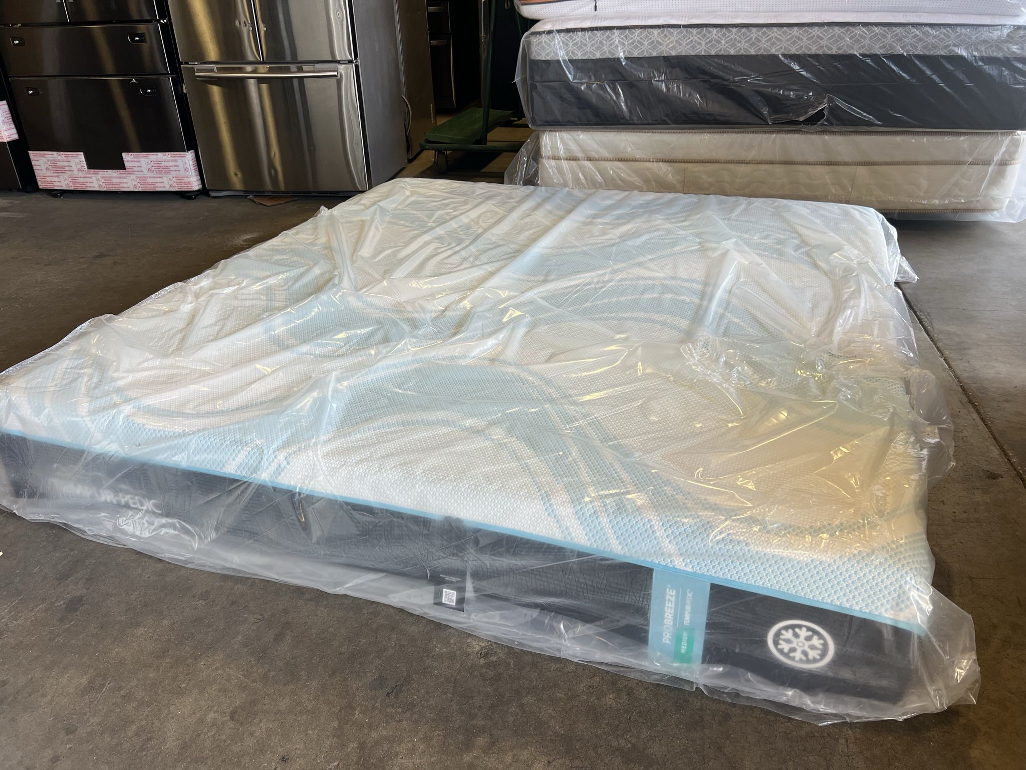 KING MATTRESS TEMPURPEDIC LUXE BREEZE MEDIUM HYBRID