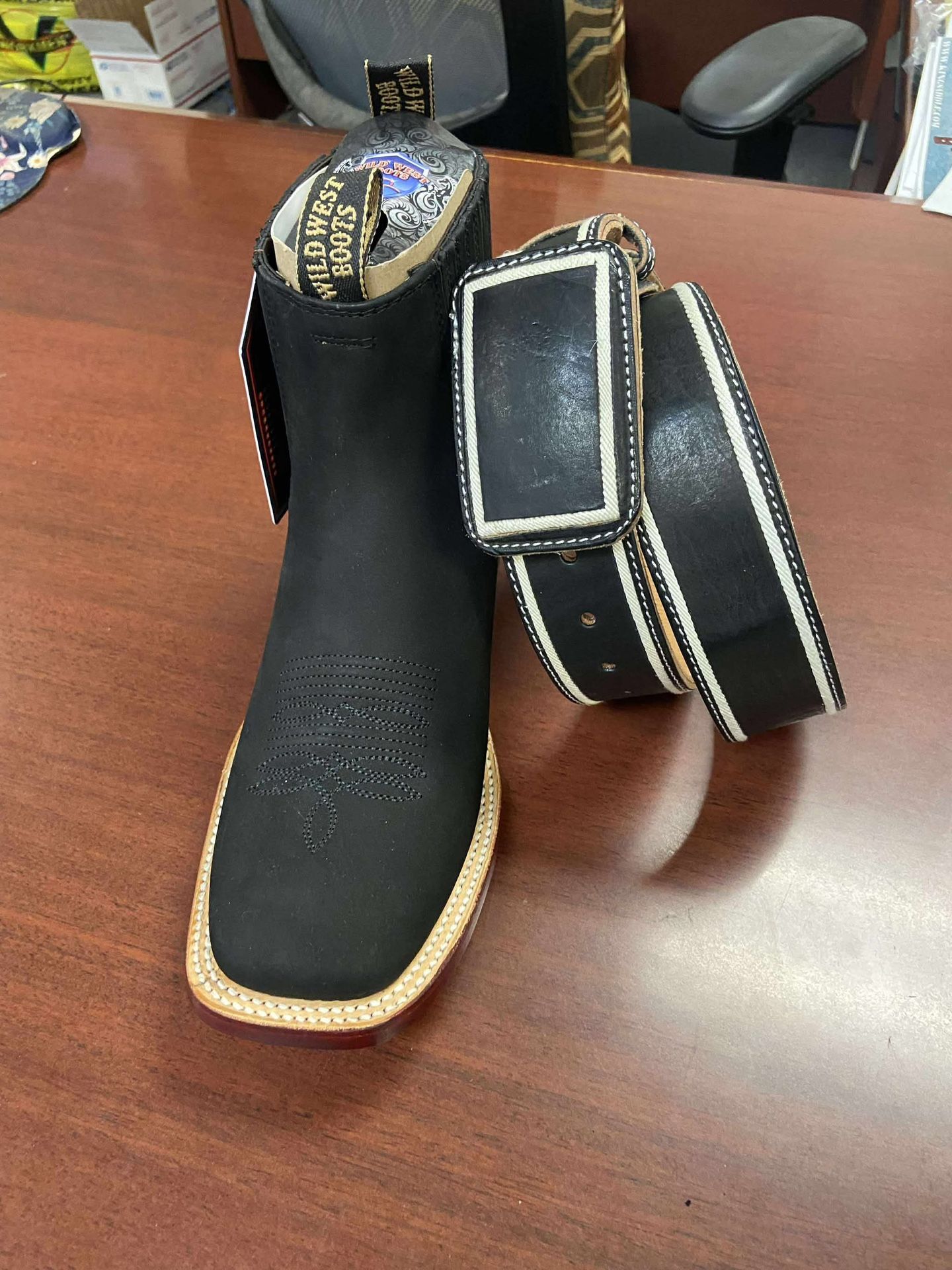 Botín de piel punta cuadrada y cinturón Pitiado acordonado