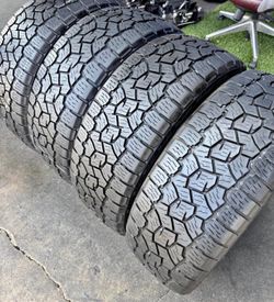 295/65r20 Toyo tires en excelentes Conditiones de Vida las 4