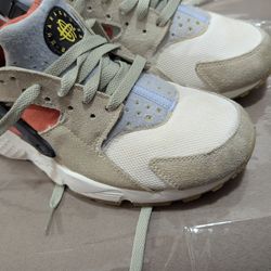 Nike Huarache size 7 y women