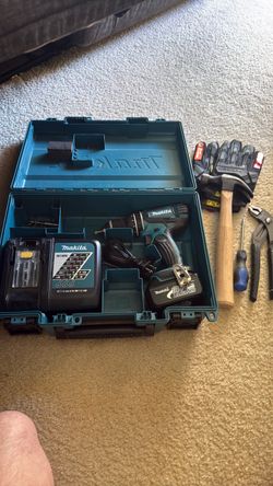 Makita 18V Cordless Drill with Battery plus free tools! and Charger