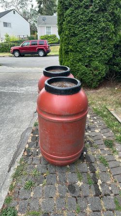 Free water storage containers