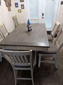 Kitchen table and 6 chairs