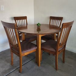 Round Table 4 Chairs Excellent Condition