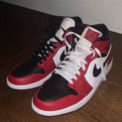 Air Jordan 1 Mid ‘ Chicago Black Toe’