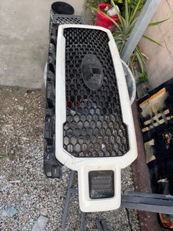 2017-2021 ford f150 grill small crack