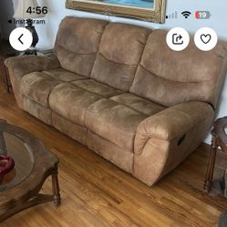 Couch with ends reclining