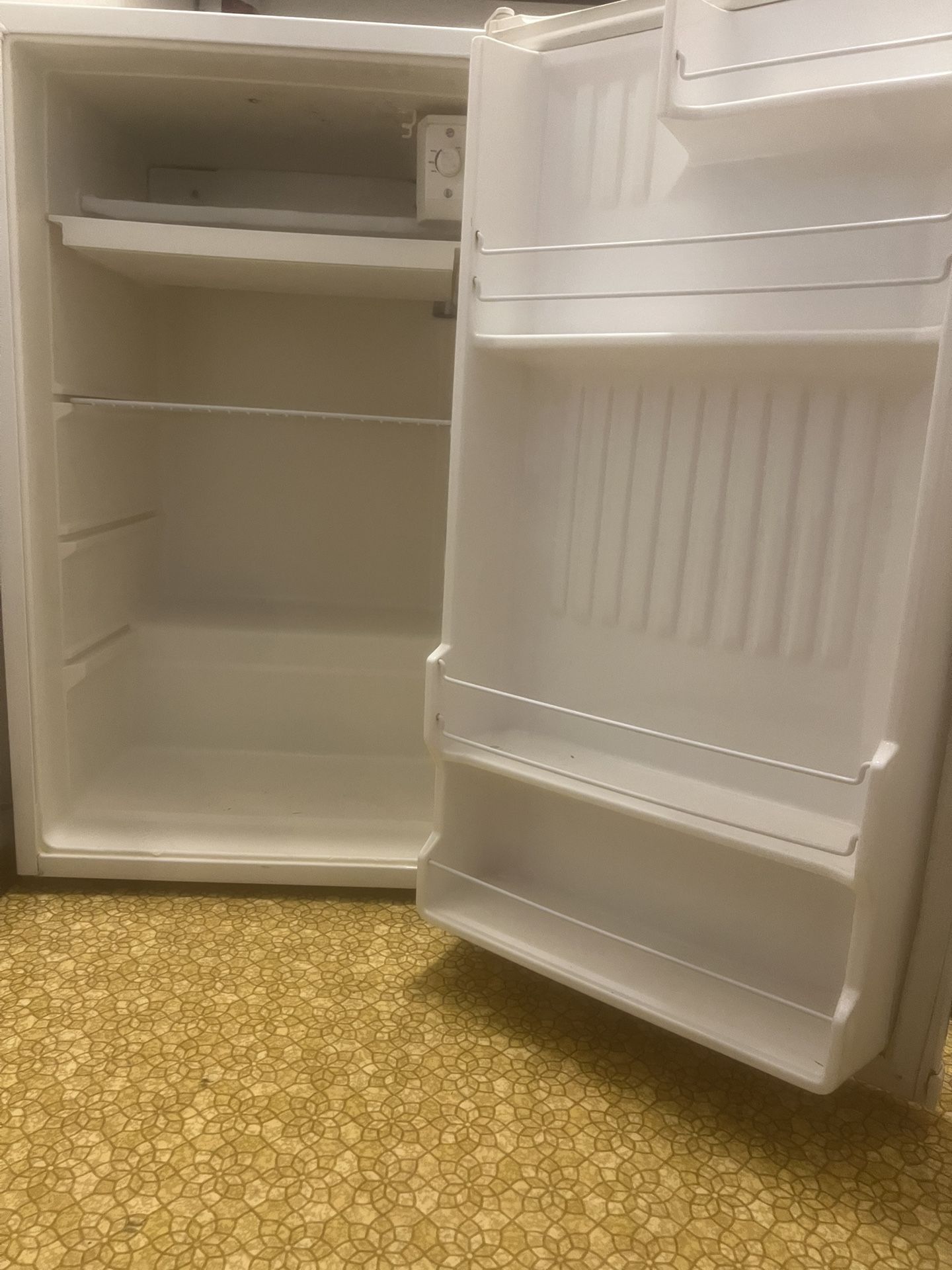 Whirl Pool Mini Fridge