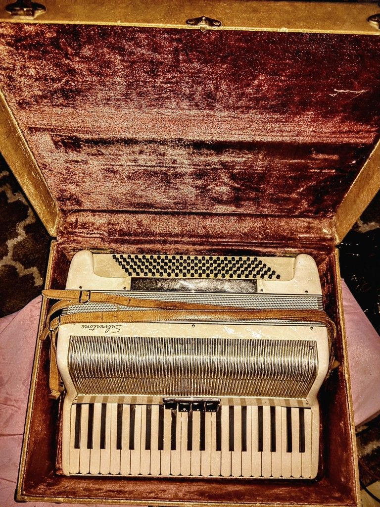 Ivory Silvertone Piano Accordion LM 41 120