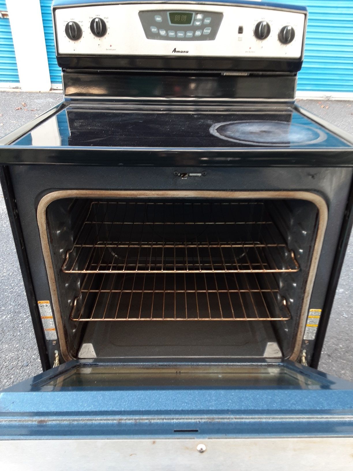 Energy efficient glass top Electric Amana stove excellent new condition