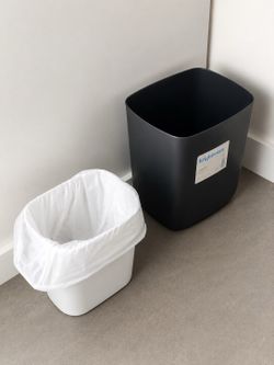Small Plastic Trash Bin with Liner | Clean & Great Condition