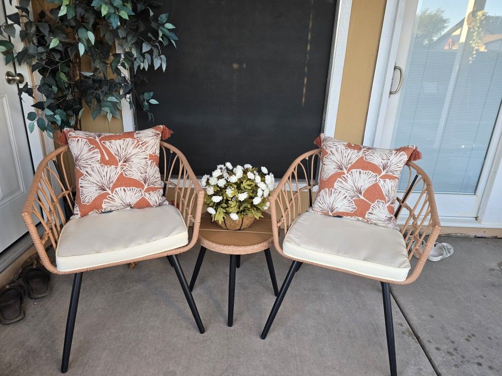 2 Chairs With Table