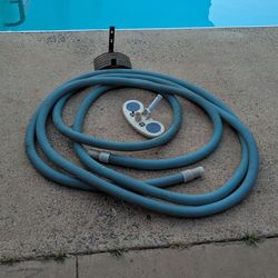 Pool hose and vacuum head