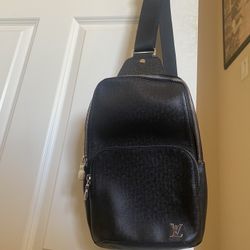 Louis Vuitton Avenue Slingbag Black