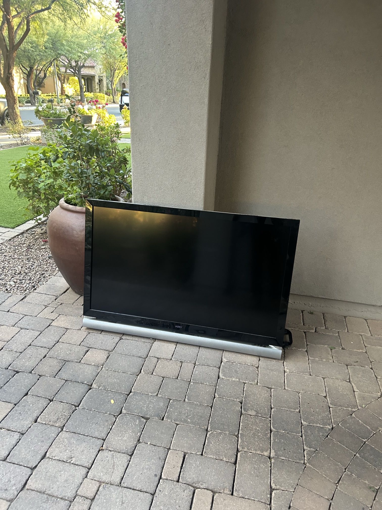 60 Inch Smart Tv Vizio W/ Soundbar Attached