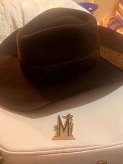 Estuardo Meda & Co. felt fedora features a textured leather band