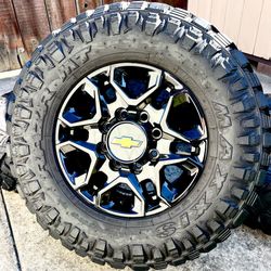 New 2025 Silverado 2500 OEM Z71 Gloss Black Wheels w/ sensors on 34” Maxxis Razr MT 90% Tread