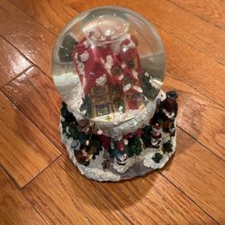 Music Box Plays “We Wish You A Merry Christmas”