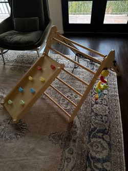Pickler triangle - Montessori wooden climbing structure