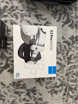 Like new Meta Quest 3, used twice in excellent condition with extras