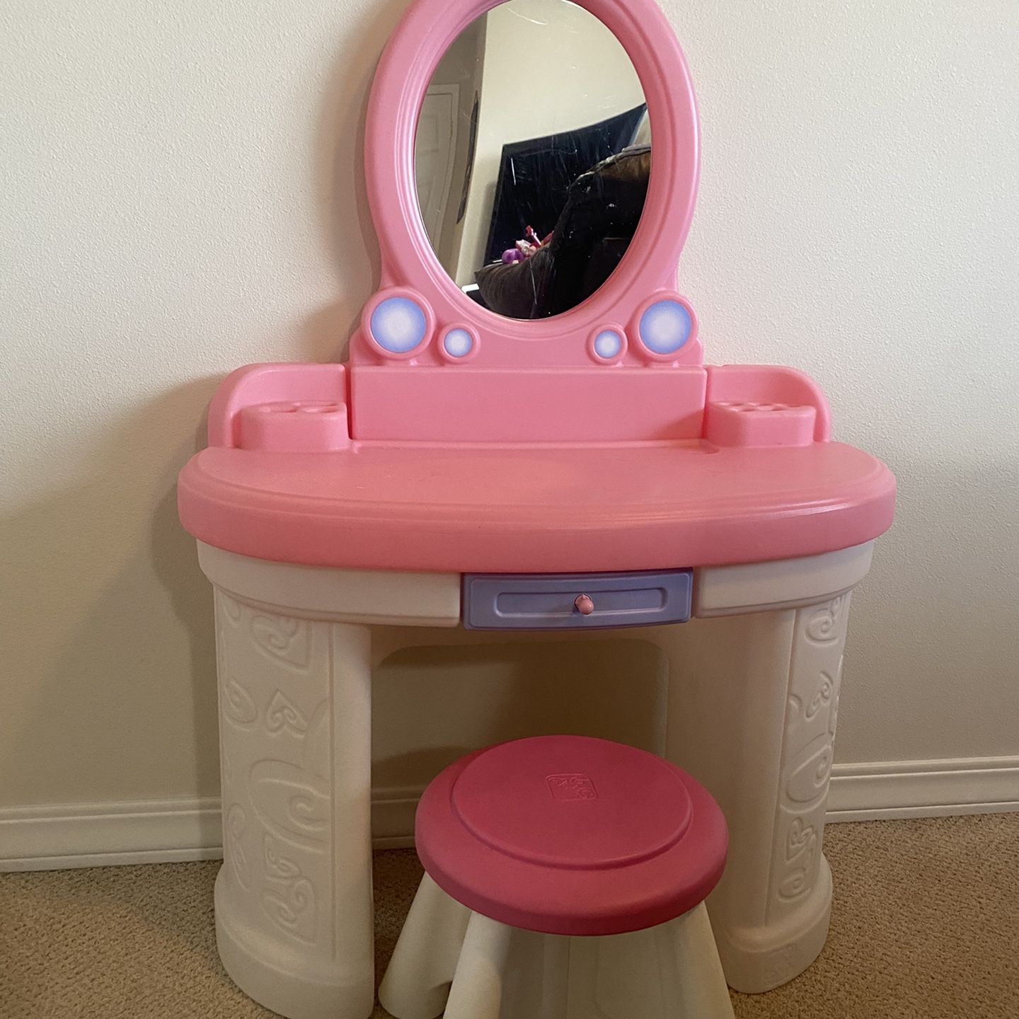 Step2 Fantasy Vanity Girls Pretend Salon Play Set for Sale in Snohomish WA OfferUp