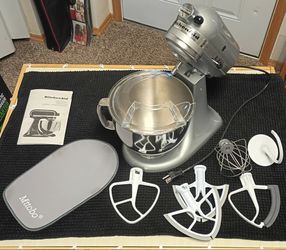 Like new Kitchenaide stand mixer