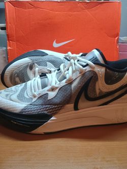 Nike Kyrie Basketball Shoes size 10 (New)