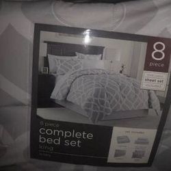 BED BATH & BEYOND KING KILEY 8 PIECE COMFORTER SET NEW!!!
