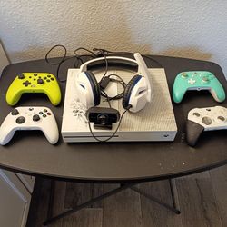Xbox One S, 4 Controller, Headset, Webcam 