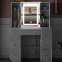 White Vanity With Diamond Knobs