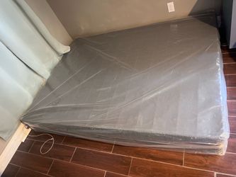 Serta Simmons Queen size box spring brand new in plastic