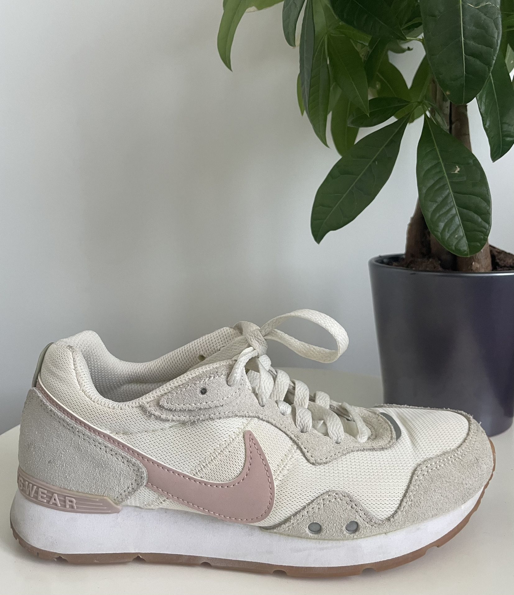 NIKE VENTURE RUNNER 'SAIL PINK OXFORD' | WOMEN 7 