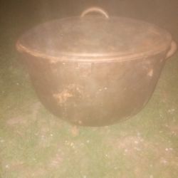 Old Cast Iron Pot With 3 Legs And Lid