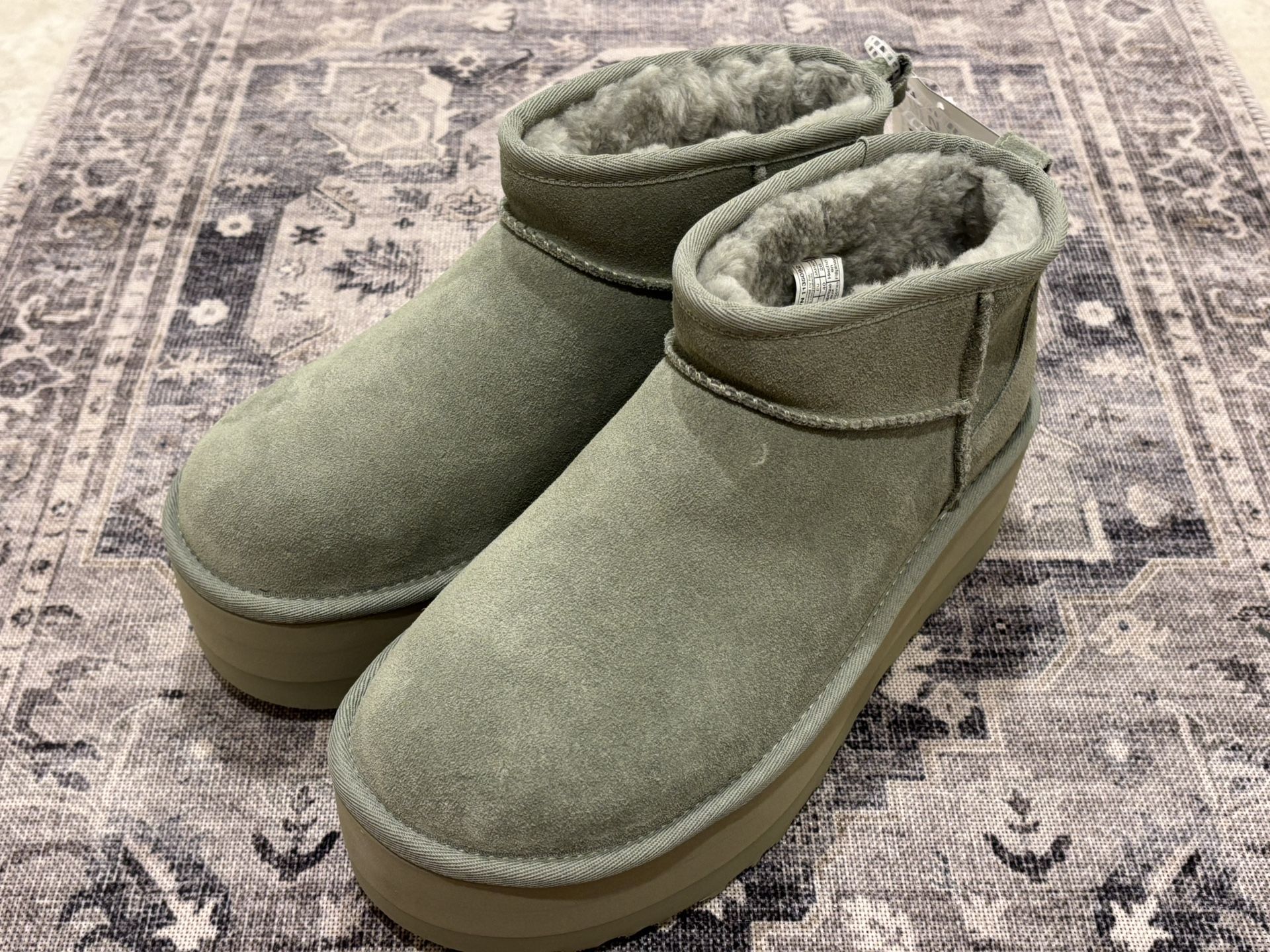 New UGG platform boots women size 9 green