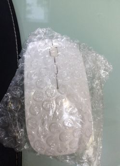 White slim line Mac style mouse