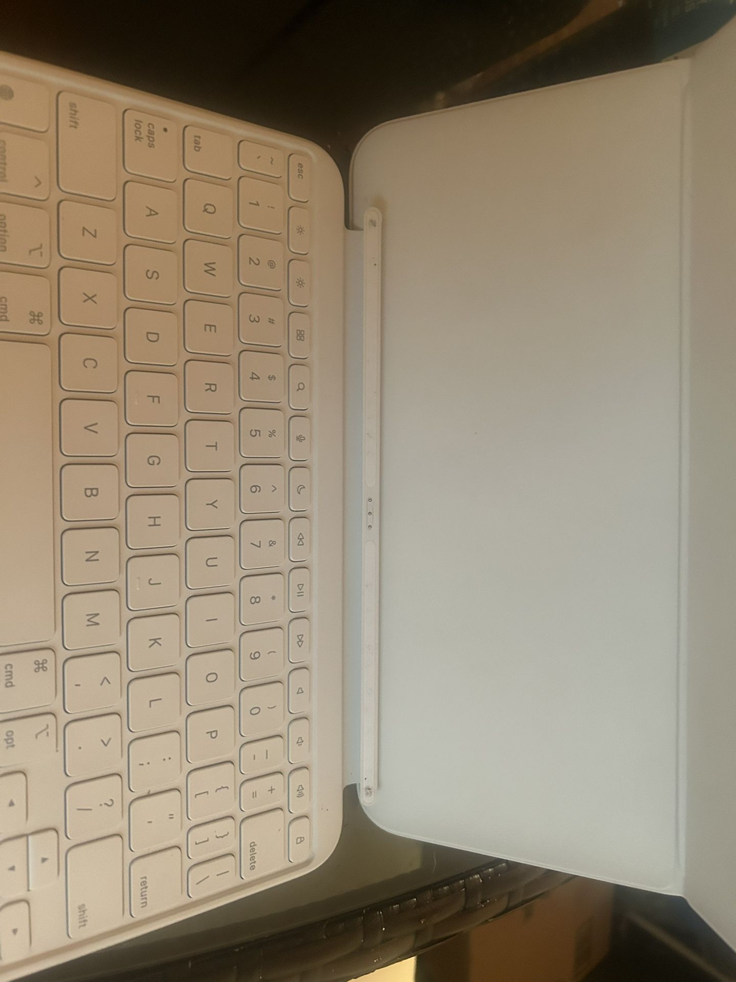 iPad Apple Magic Keyboard Folio For A16/10th Gen 