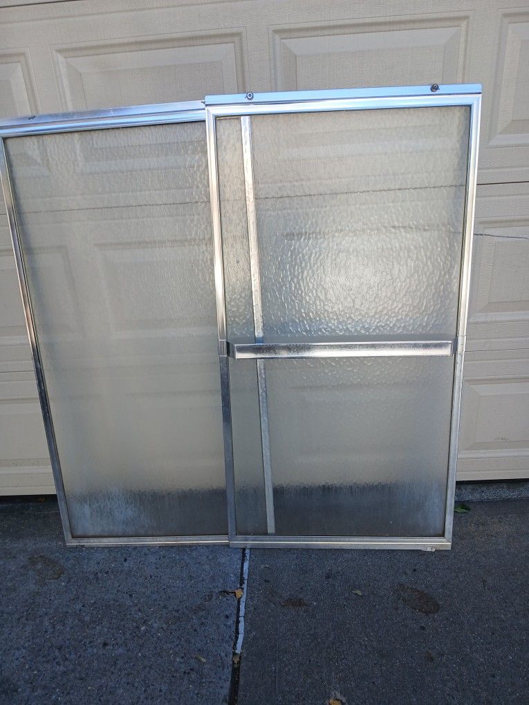 Bath tub sliding doors 2 shower doors only $90/2