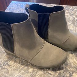Brand New Sorel Joan of Arctic Wedge II Chelsea Boots – Women’s Size 10 (Sage)