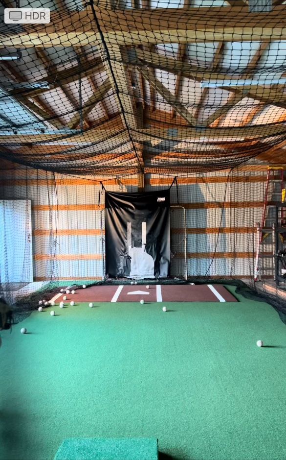 Indoor/outdoor Batting Cage W/ pitching Machine