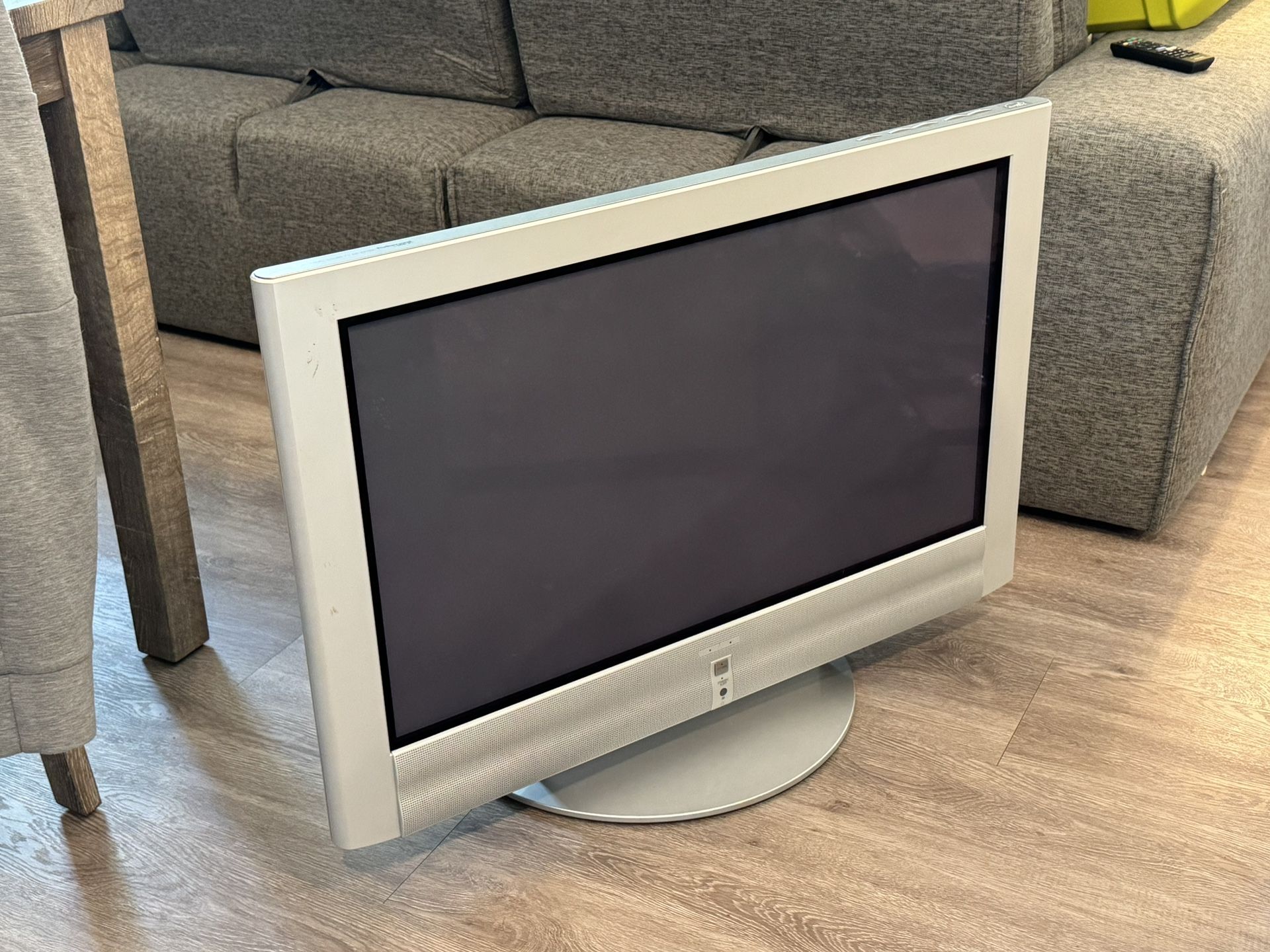 Large Analog TV, 100% Functional